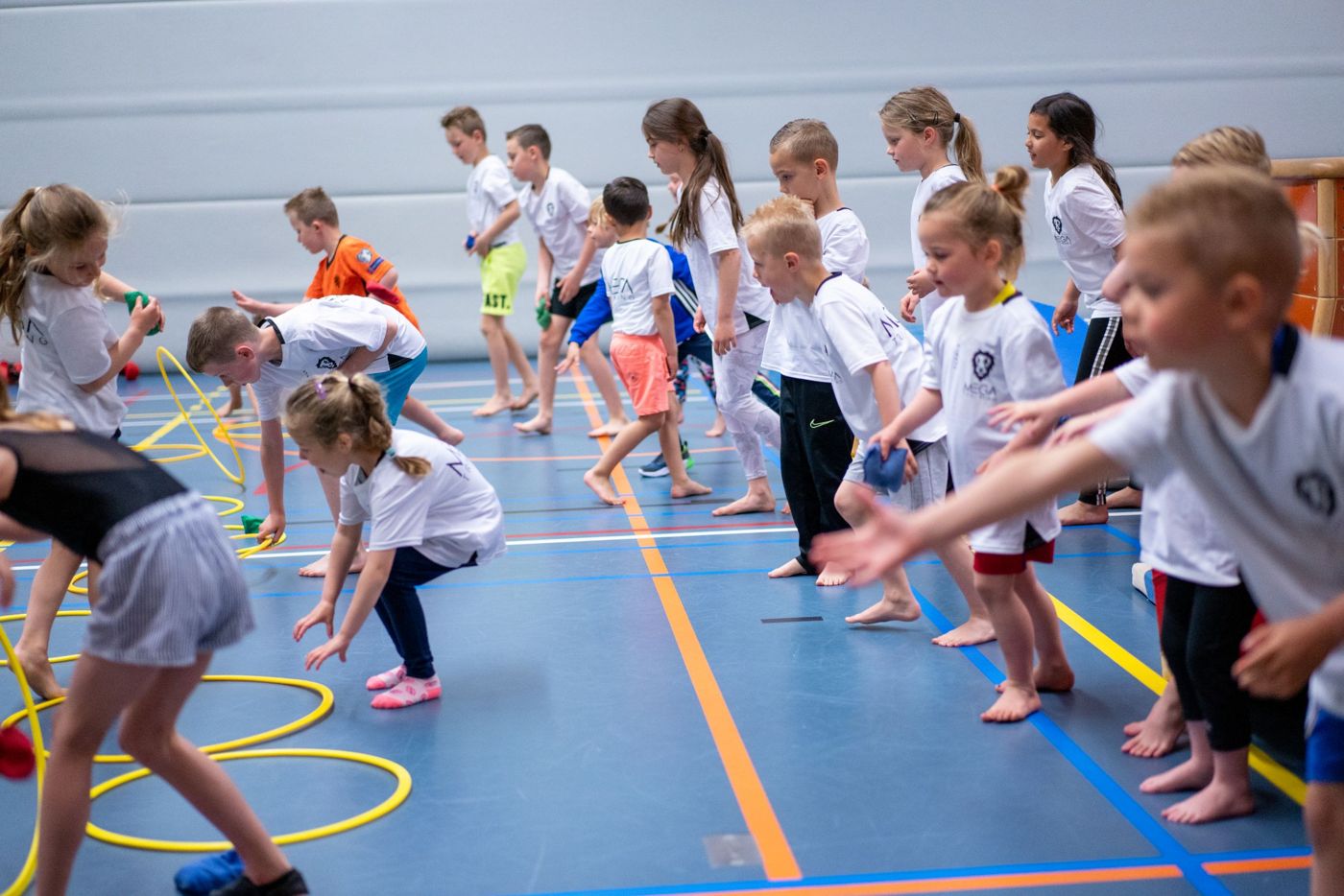 Kinderen sporten samen in een gymzaal