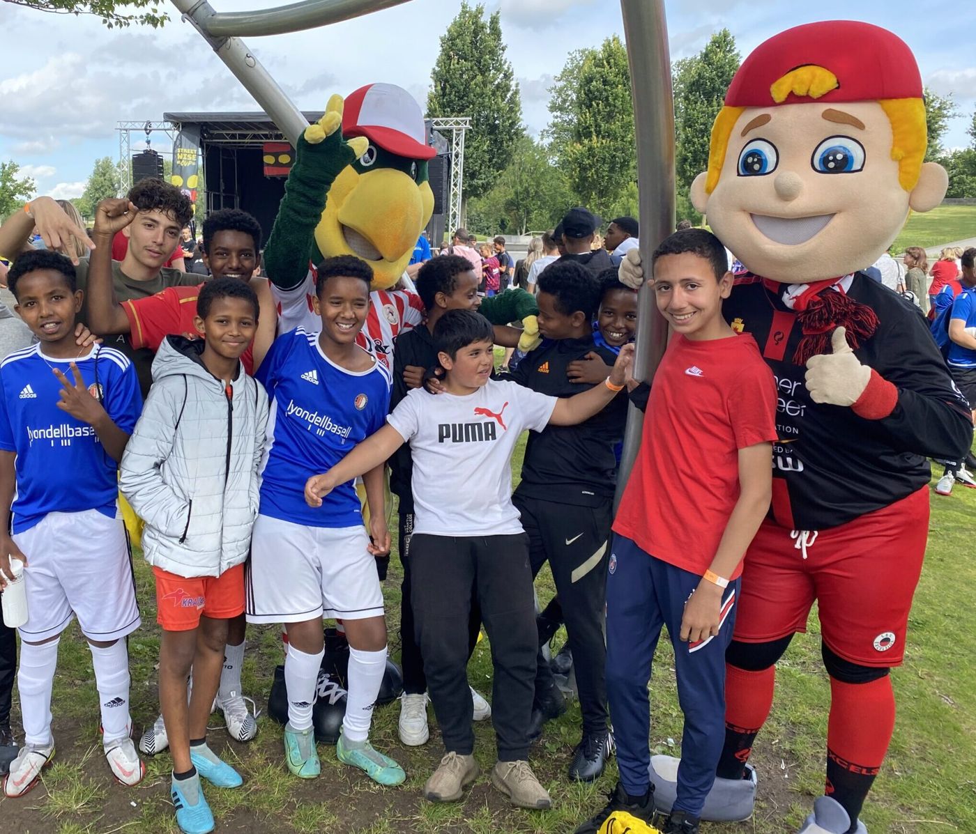 Kinderen met mascottes tijdens een sportevenement